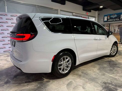 Used 2025 Chrysler Pacifica Select image 8