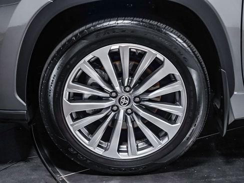 Certified 2025 Toyota Highlander Limited AWD/4WD image 12