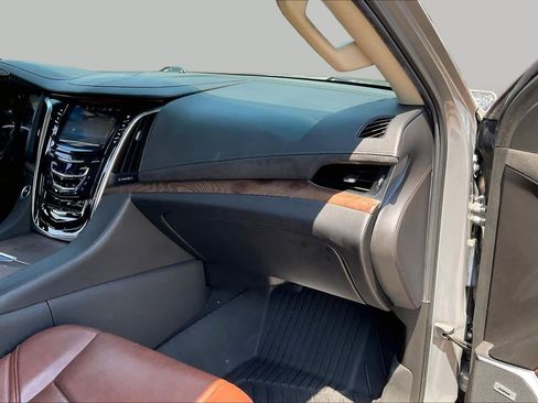 Used 2019 Cadillac Escalade ESV Luxury AWD/4WD image 18