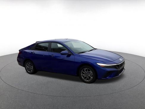 Used 2026 Hyundai Elantra Hybrid FWD image 2