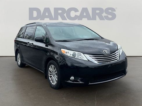 Used 2017 Toyota Sienna XLE w/ XLE Navigation Package image 1