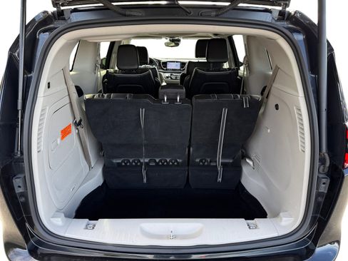 Used 2023 Chrysler Pacifica Limited image 17