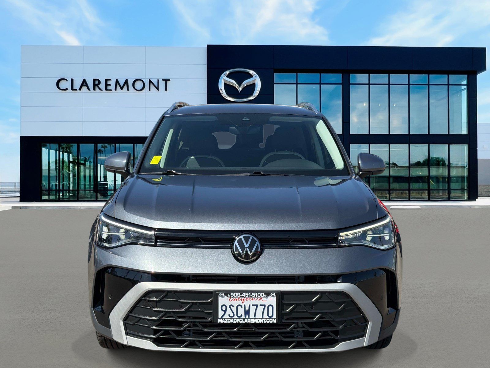 Used 2025 Volkswagen Taos SE FWD image 2