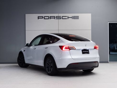 Used 2024 Tesla Model Y 2WD image 5