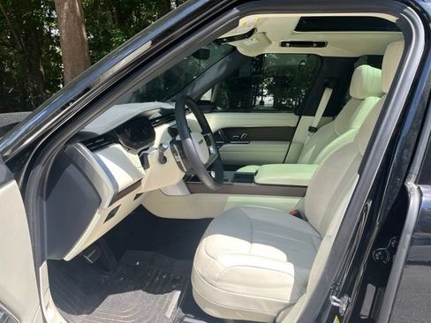 Used 2025 Land Rover Range Rover SE AWD/4WD image 5