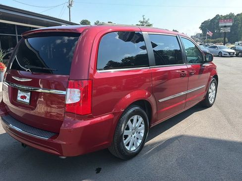 Used 2014 Chrysler Town & Country Touring FWD image 6