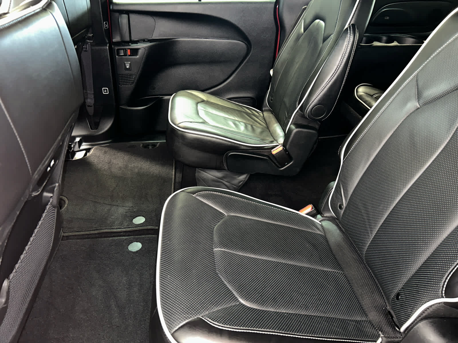 Used 2025 Chrysler Pacifica Limited FWD image 9