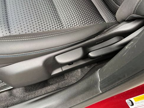 Used 2025 Chevrolet Trax LT image 23