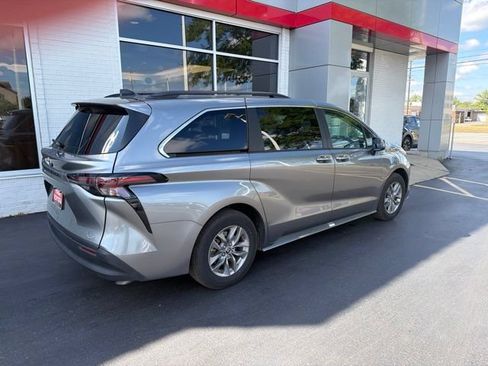 Used 2026 Toyota Sienna XLE FWD image 2