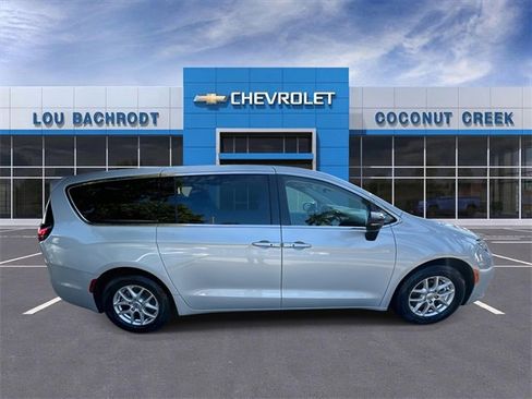 Used 2024 Chrysler Pacifica Touring-L image 9
