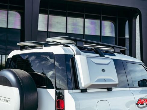 Used 2022 Land Rover Defender 90 X-Dynamic S image 31