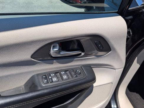 Used 2022 Chrysler Pacifica Touring-L w/ Uconnect Theater Family Group FWD image 18