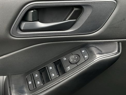 Used 2025 Nissan Rogue S image 12