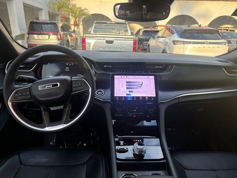 Used 2024 Jeep Grand Cherokee Limited image 12