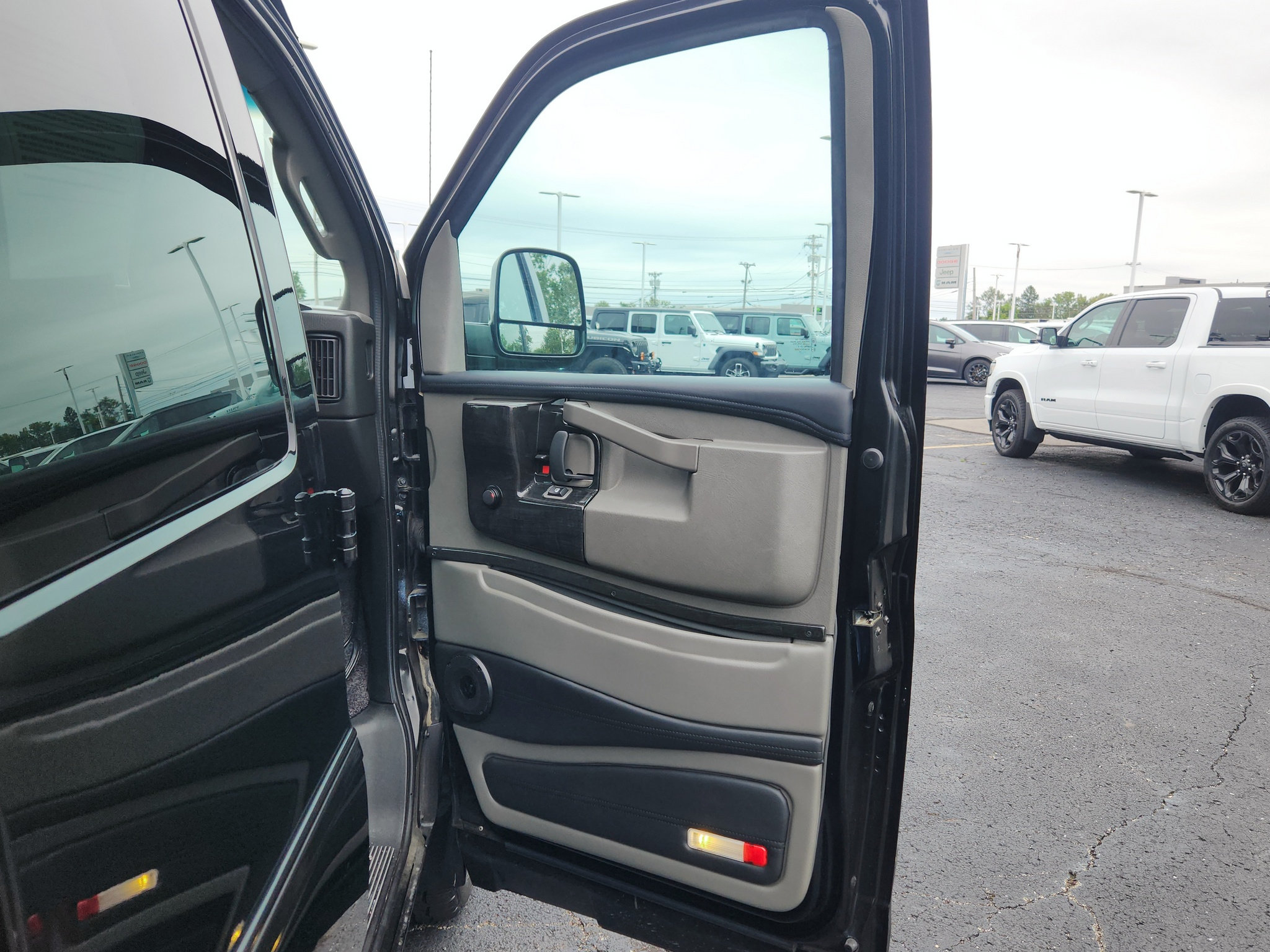 Used 2023 GMC Savana 2500 Extended RWD image 38