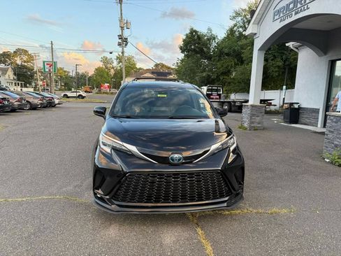 Used 2022 Toyota Sienna XSE w/ XSE Plus Package FWD image 2