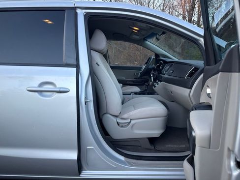 Used 2016 Kia Sedona LX w/ LX Convenience Package image 24