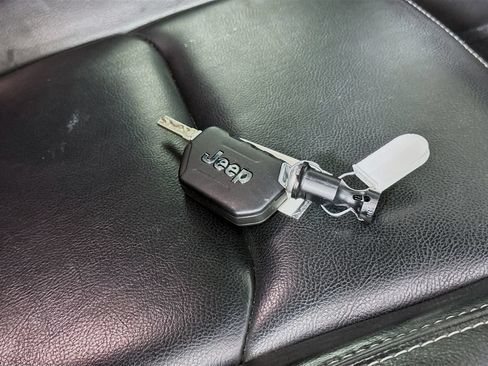 Used 2023 Jeep Wrangler Unlimited Sahara AWD/4WD image 39