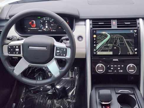 Certified 2025 Land Rover Discovery Dynamic SE image 31