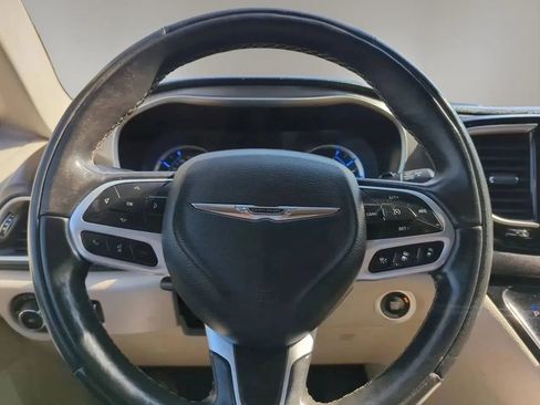 Used 2022 Chrysler Pacifica Touring-L w/ Uconnect Theater Family Group FWD image 15