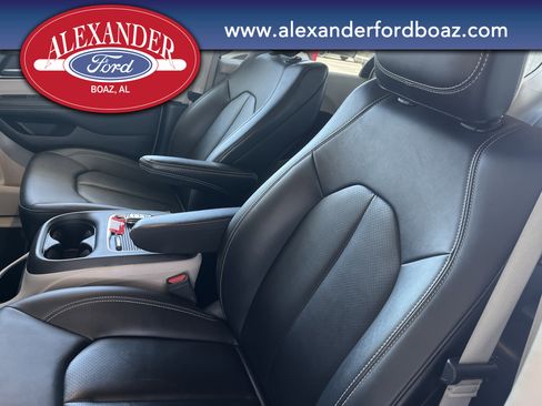 Used 2024 Chrysler Pacifica Touring-L image 10