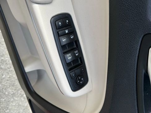 Used 2017 Chrysler 300 Limited image 17