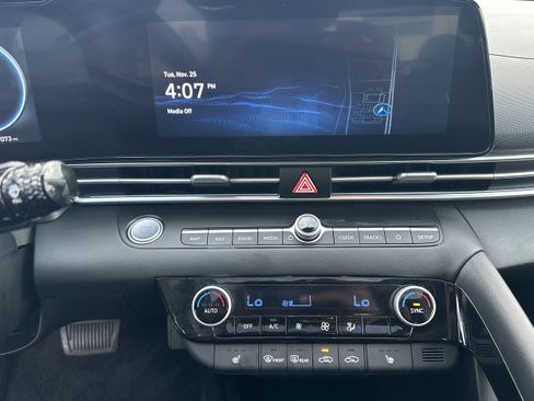 Used 2025 Hyundai Elantra SEL image 28