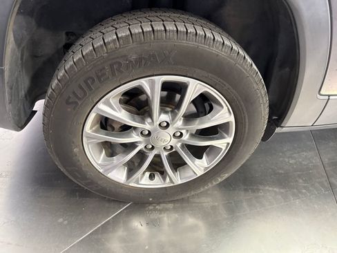 Used 2019 Jeep Cherokee Latitude Plus FWD image 16