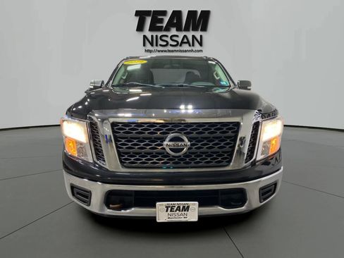 Used 2018 Nissan Titan SV image 2