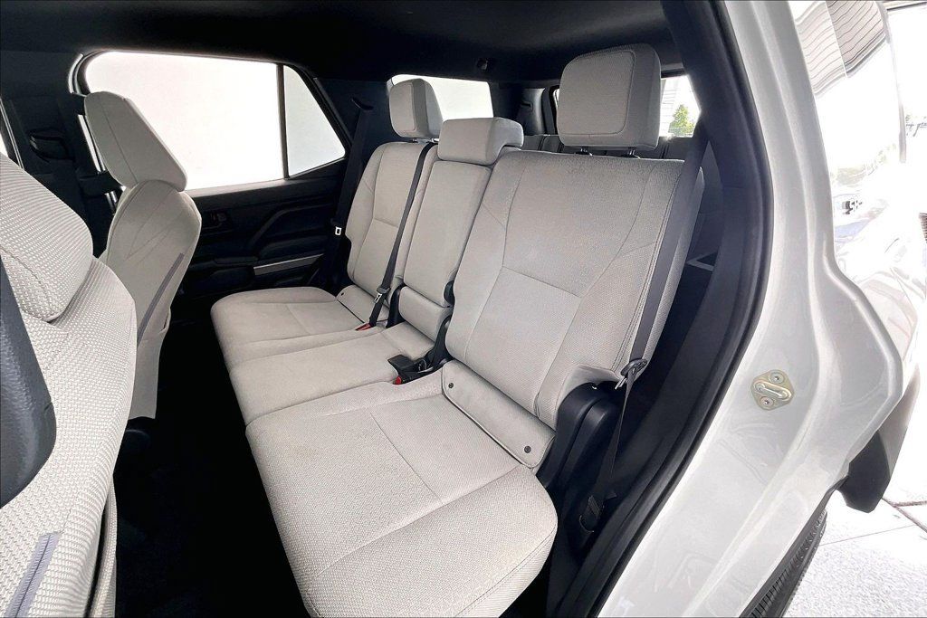 Used 2025 Toyota 4Runner SR5 AWD/4WD image 32