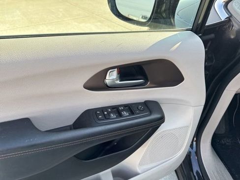 Used 2017 Chrysler Pacifica Touring-L FWD image 18