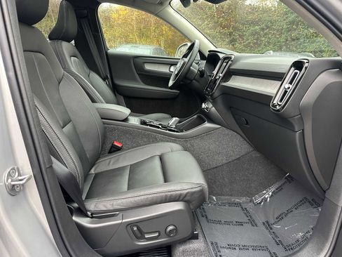 Used 2025 Volvo XC40 B5 Plus w/ Climate Package image 10