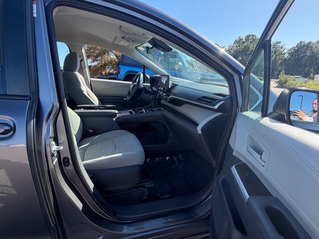Used 2023 Toyota Sienna LE FWD image 38