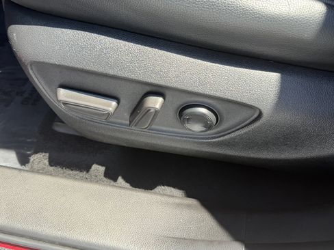 Used 2022 Toyota Highlander XLE FWD image 12