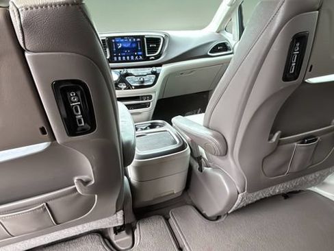 Used 2017 Chrysler Pacifica Touring-L Plus w/ Tire & Wheel Group FWD image 20