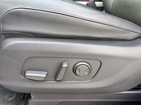 Used 2023 Kia Carnival EX image 19