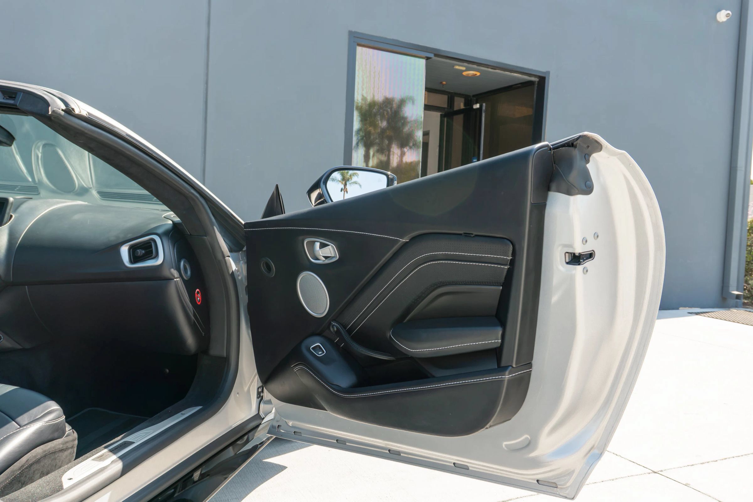Used 2022 Aston Martin V8 Vantage Roadster RWD image 57