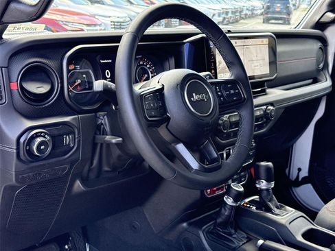 Used 2025 Jeep Wrangler Unlimited Rubicon AWD/4WD image 9