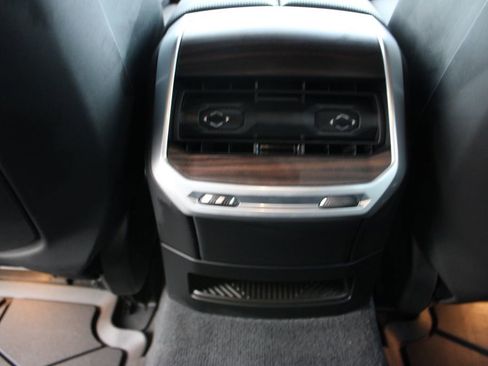 Used 2024 BMW i7 xDrive60 image 37