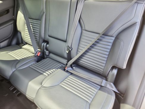 Certified 2025 Land Rover Discovery S image 25
