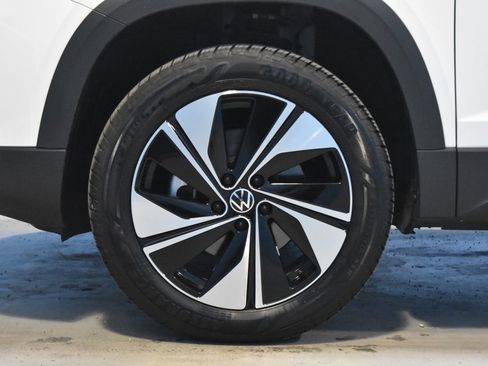 Certified 2025 Volkswagen Taos SE w/ Panoramic Sunroof Package image 22