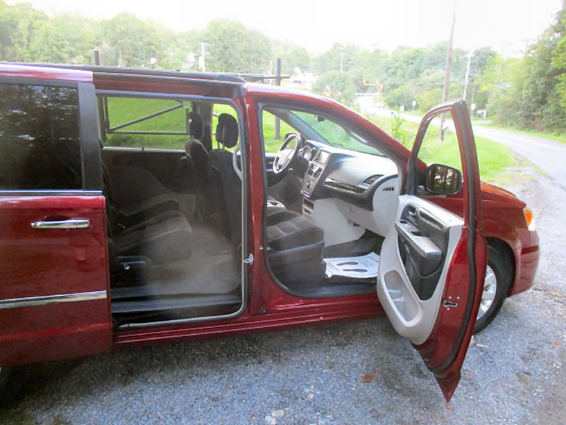 Used 2016 Chrysler Town & Country Touring w/ Driver Convenience Group FWD image 13