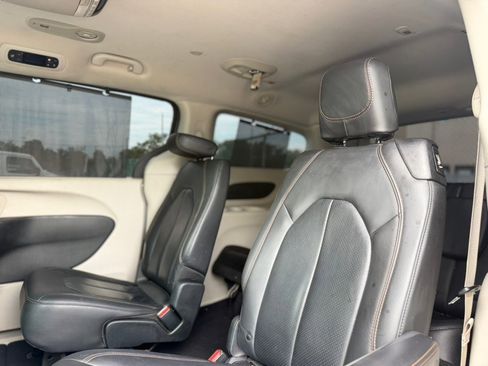 Used 2018 Chrysler Pacifica Touring-L FWD image 11