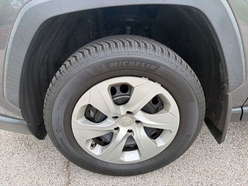 Used 2022 Toyota RAV4 LE image 11