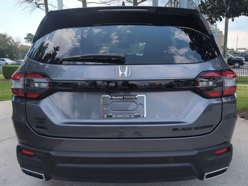 Used 2025 Honda Pilot Black Edition image 9