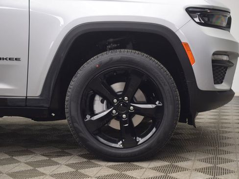New 2025 Jeep Grand Cherokee Limited w/ Black Appearance Package AWD/4WD image 9