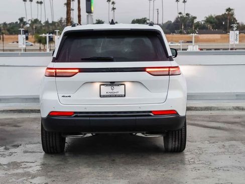New 2025 Jeep Grand Cherokee Altitude image 8