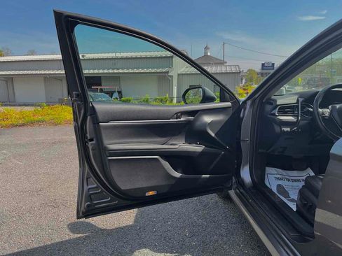 Used 2020 Toyota Camry XLE w/ Sunroof Package image 11