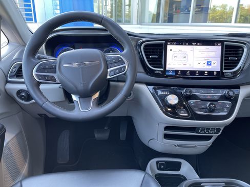 Used 2024 Chrysler Pacifica Touring-L image 17