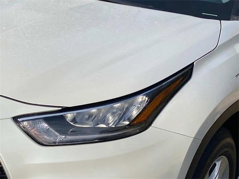 Used 2020 Toyota Highlander L w/ Phone Cable & Charge Package image 5